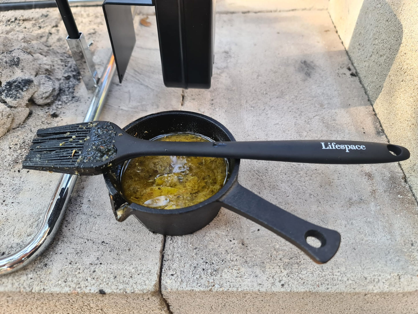 Lifespace 9,5cm Cast Iron Basting Pot & Lifespace Silicone Basting Brush Bundle Deal