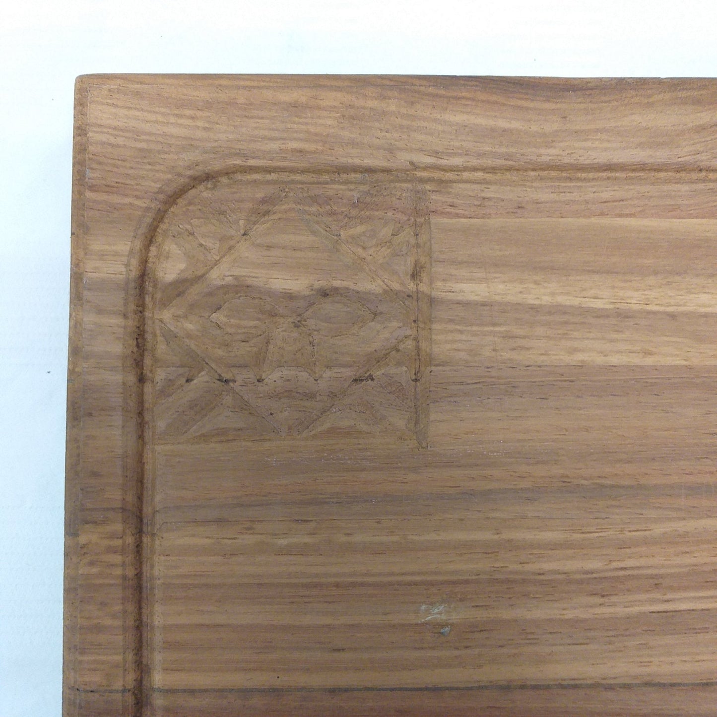 An awesome carved hardwood cutting/ carving board/ steak board with a juice groove - Lifespace